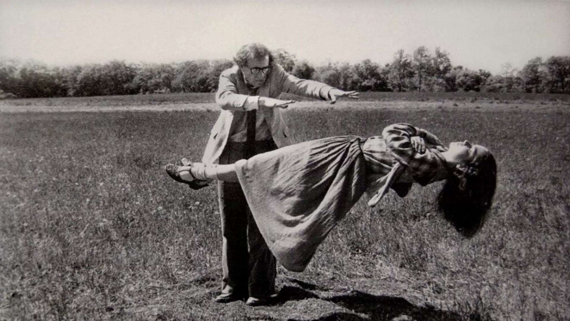 وودی آلن در حال شعبده بازی در فیلم خاطرات اکلیلی